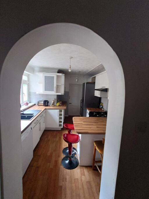 Edwardian 4 Bedrooms With 4 Bathrooms Townhouse, Next To Underground, Accommodates 10 People * Londra
