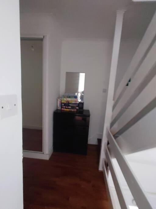 Casa vacanze Edwardian 4 Bedrooms With 4 Bathrooms Townhouse, Next To Underground, Accommodates 10 People Londra
