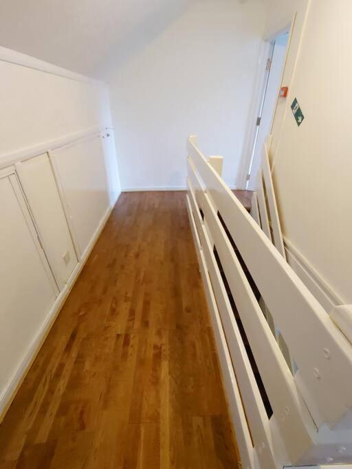 Edwardian 4 Bedrooms With 4 Bathrooms Townhouse, Next To Underground, Accommodates 10 People Londra