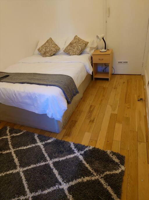 Edwardian 4 Bedrooms With 4 Bathrooms Townhouse, Next To Underground, Accommodates 10 People * Londra