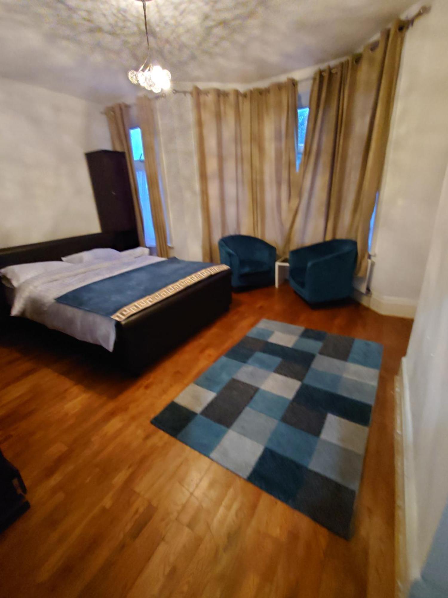 Edwardian 4 Bedrooms With 4 Bathrooms Townhouse, Next To Underground, Accommodates 10 People Casa vacanze Londra